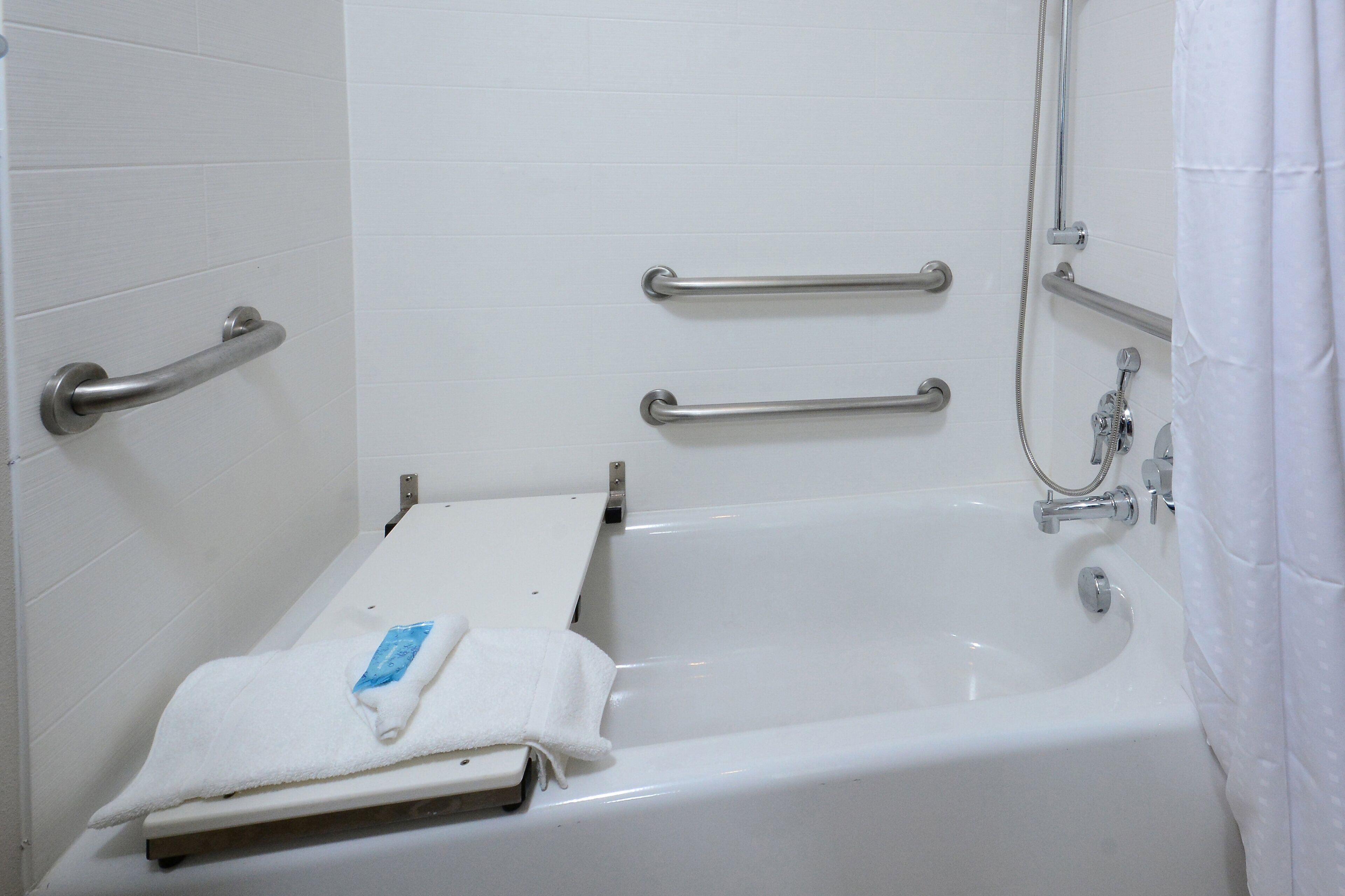 combined shower/bathtub, free toiletries, hair dryer, towels