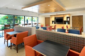 Free daily buffet breakfast - Holiday Inn Express & Suites Raleigh Durham Airport at RTP by IHG (Durham)