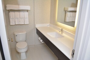 Combined shower/tub, free toiletries, hair dryer, towels