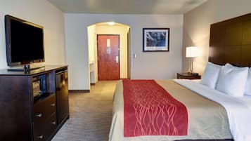 Cofres nos quartos, escrivaninha, ferros/tábuas de passar roupa