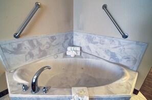Duschwanne, kostenlose Toilettenartikel, Haartrockner, Handtücher