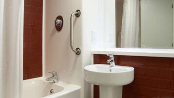 Un baño moderno con una bañera blanca, un lavabo y un inodoro.