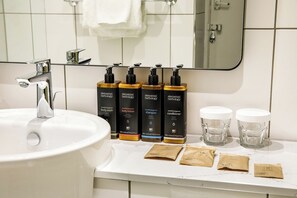 Dusche, umweltfreundliche Kosmetikartikel, Haartrockner, Handtücher