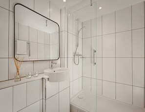 Douche, articles de toilette écologiques, séchoir  à cheveux
