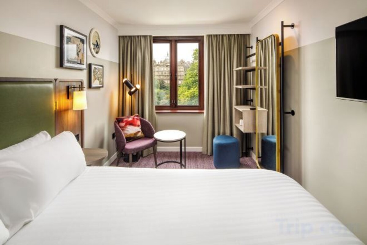 Hypo-allergenic bedding available, in-room safe, desk, blackout drapes