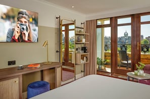豪華客房, 1 張標準雙人床 (Deluxe Room Castle View, 1 King Bed) | 低過敏寢具、客房內保險箱、書桌、遮光布/窗簾