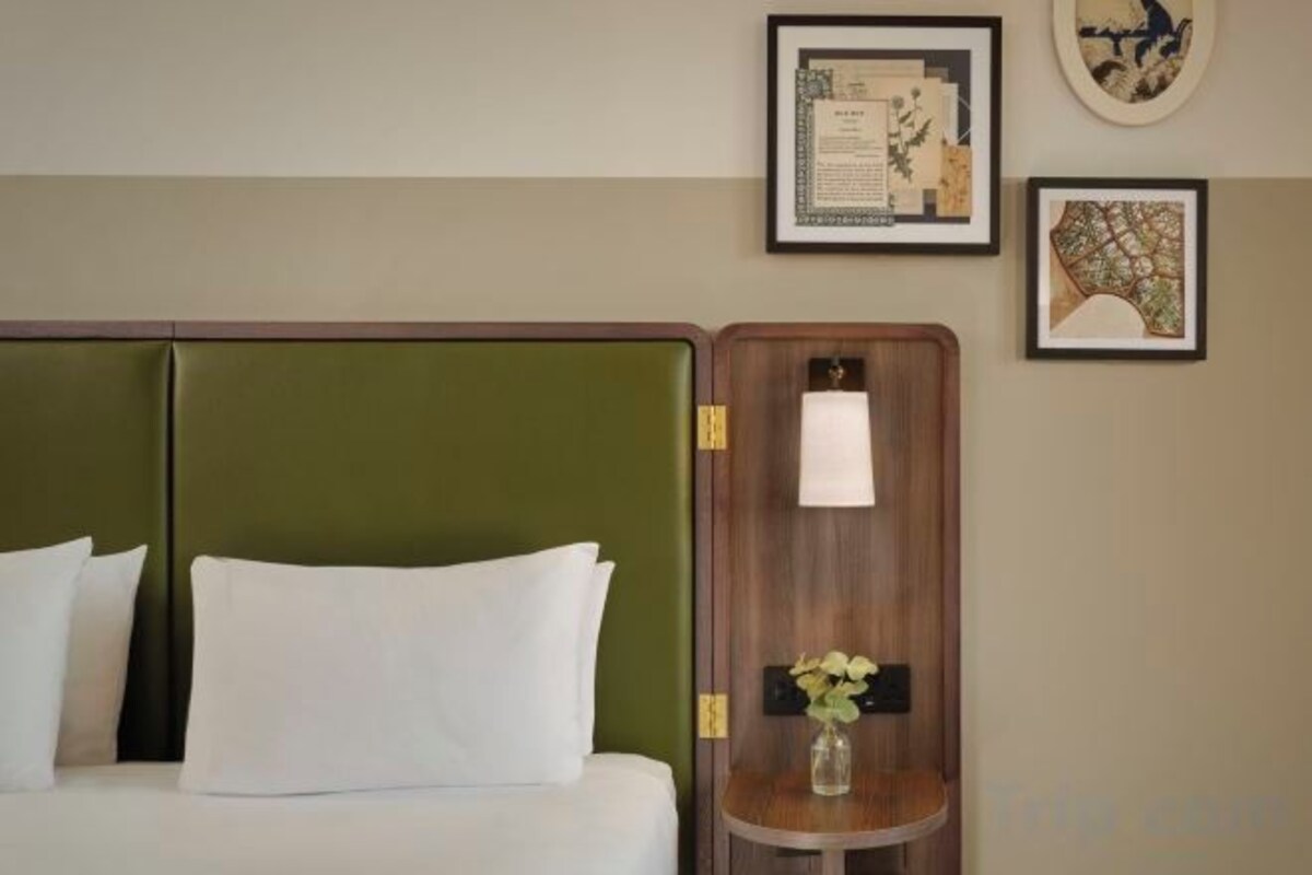 Hypo-allergenic bedding available, in-room safe, desk, blackout drapes