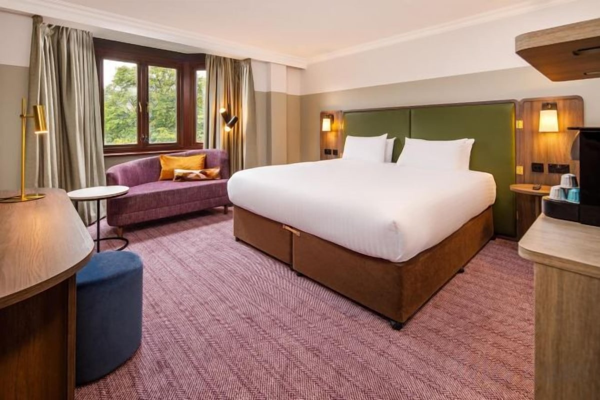 Hypo-allergenic bedding available, in-room safe, desk, blackout drapes