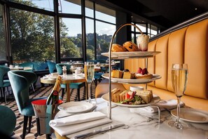 Petit déjeuner, déjeuner et dîner servis sur place, vue sur le jardin