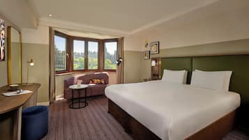Hypo-allergenic bedding, in-room safe, desk, blackout curtains