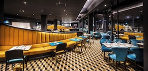 Serveert ontbijt, lunch, diner, tuinzicht