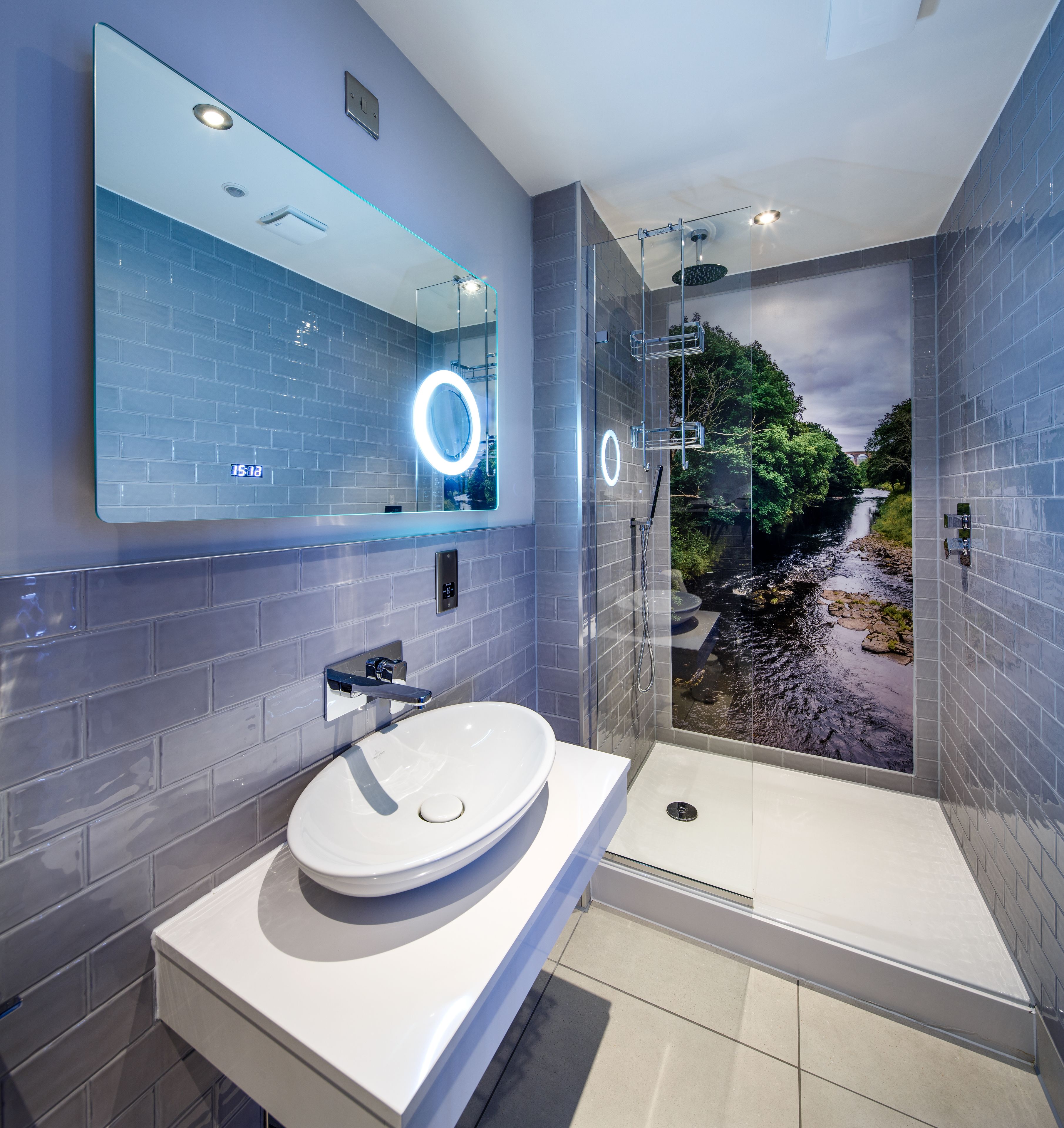 Suite superior, 1 cama doble (Riverside View) | Baño | Artículos de higiene personal ecológicos, secador de pelo y toallas