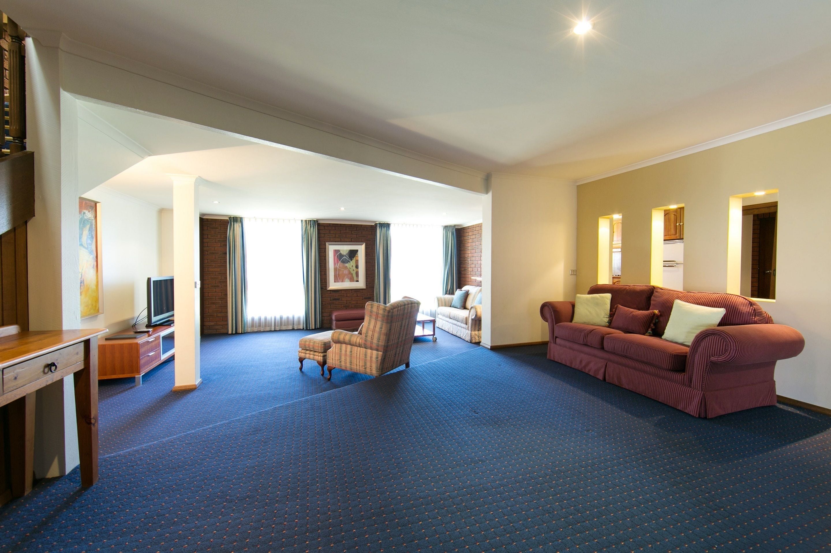 suite, 3 bedrooms | living area | dvd player, ping pong