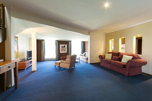 Suite, 3 dormitoris | Sala d'estar | Reproductor de DVD i taula de tennis de taula 