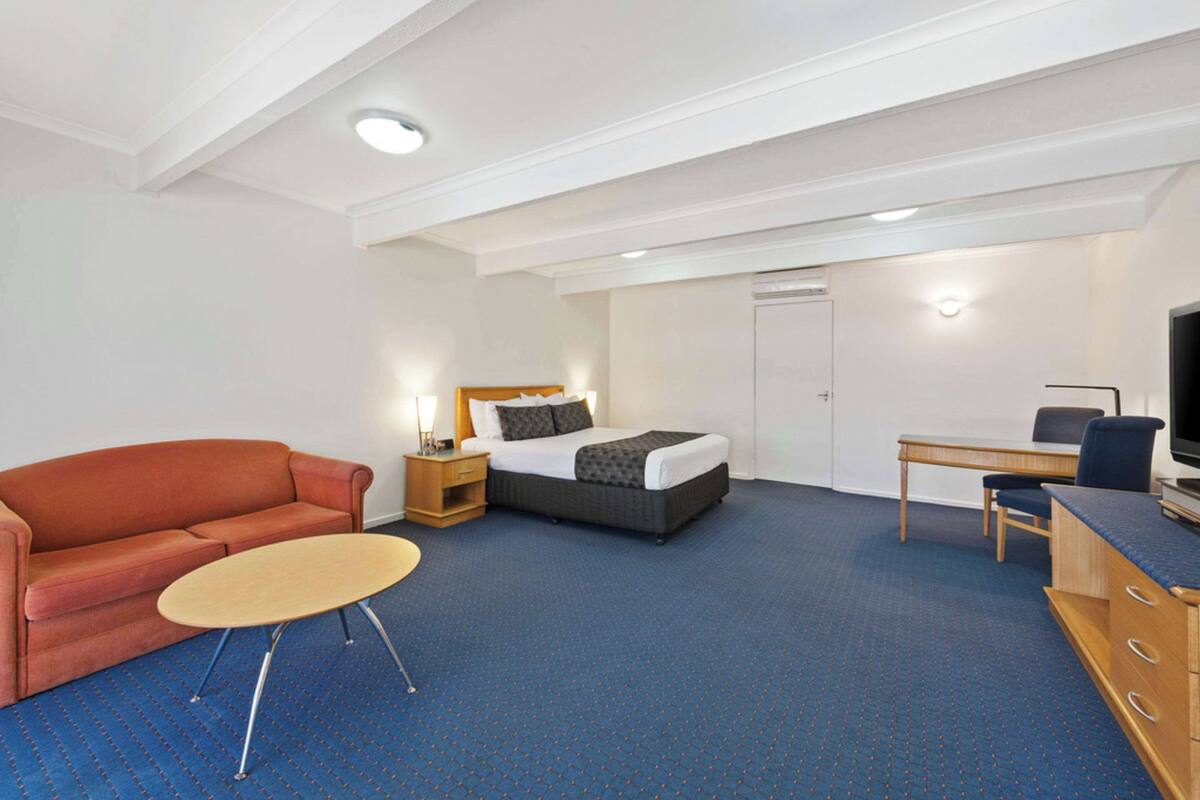 Queen Suite | Premium bedding, minibar, in-room safe, desk