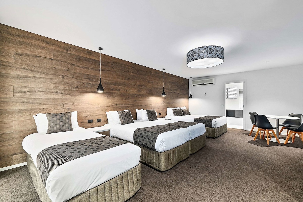 Ropa de cama de alta calidad y minibar 