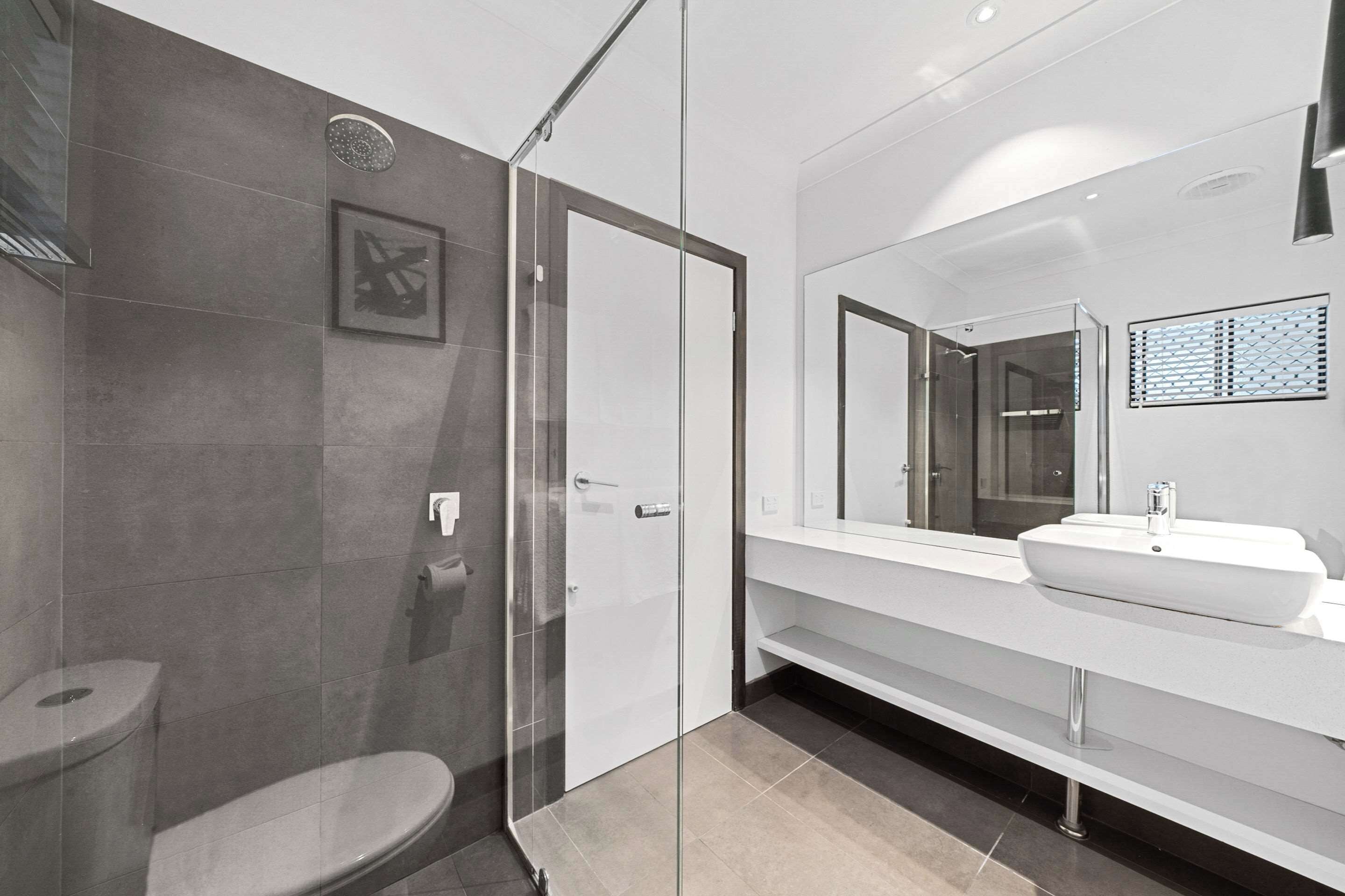 king deluxe suite | premium bedding, minibar, in-room safe, desk