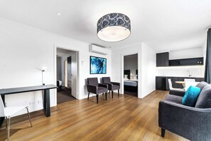 Suite, Multiple Beds, Non Smoking | Premium bedding, minibar, in-room safe, desk - Quality Resort Siesta (Lavington)