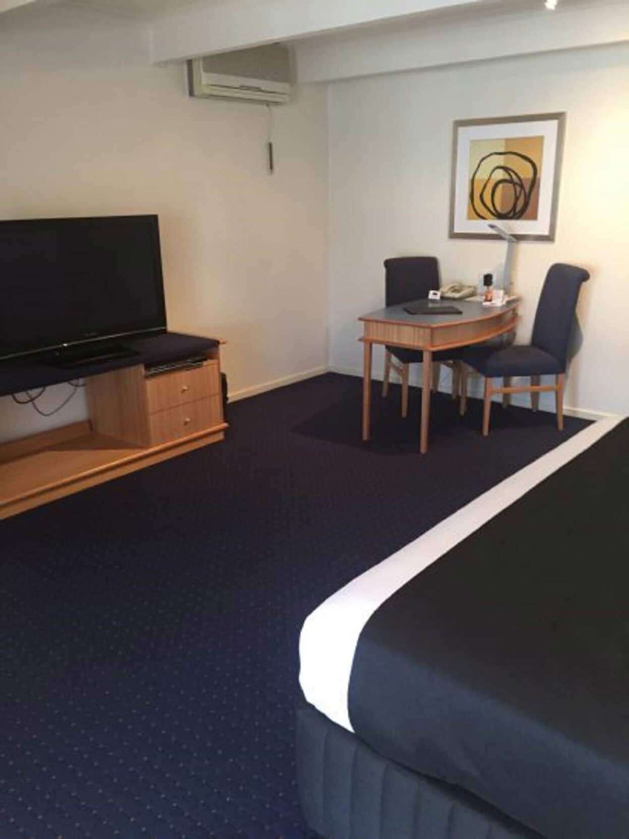 Hochwertige Bettwaren, Minibar, Zimmersafe, Schreibtisch