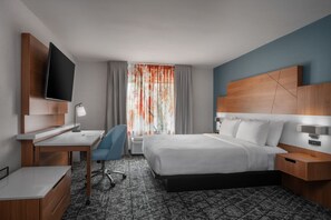 Blackout drapes, iron/ironing board, free cribs/infant beds, free WiFi - Fairfield Inn & Suites by Marriott Oakland Hayward (Hayward)