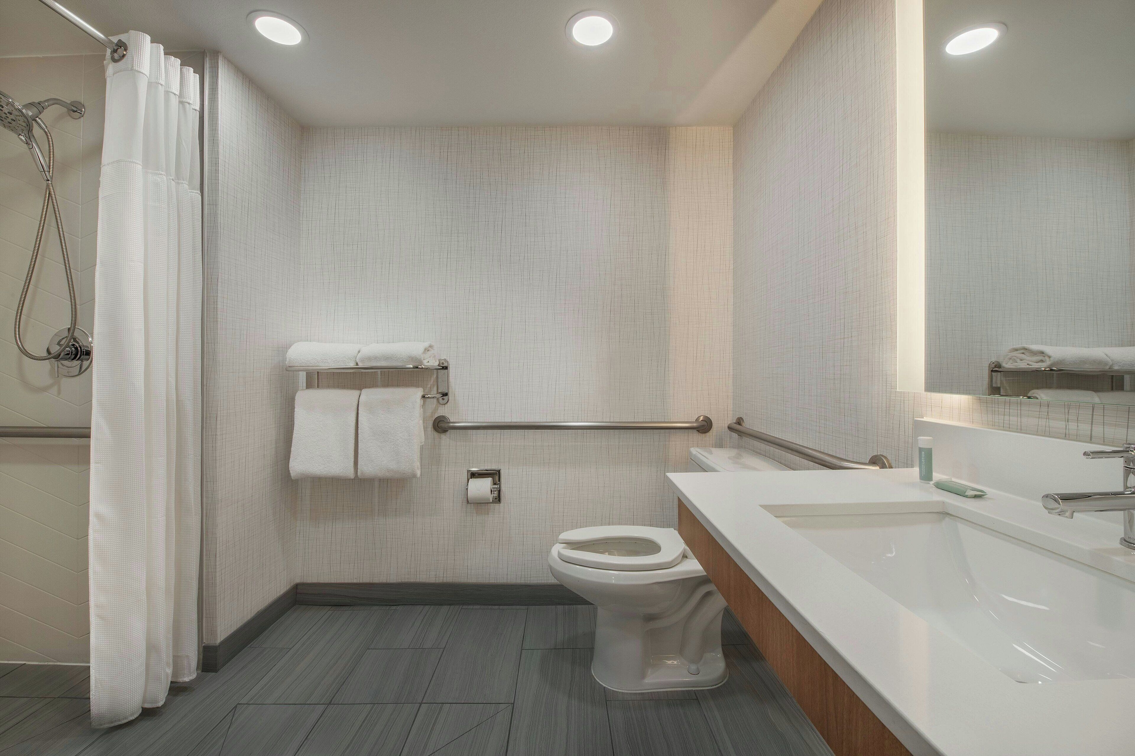 room, 1 king bed | bathroom | combined shower/bathtub, free toiletries, hair dryer, towels