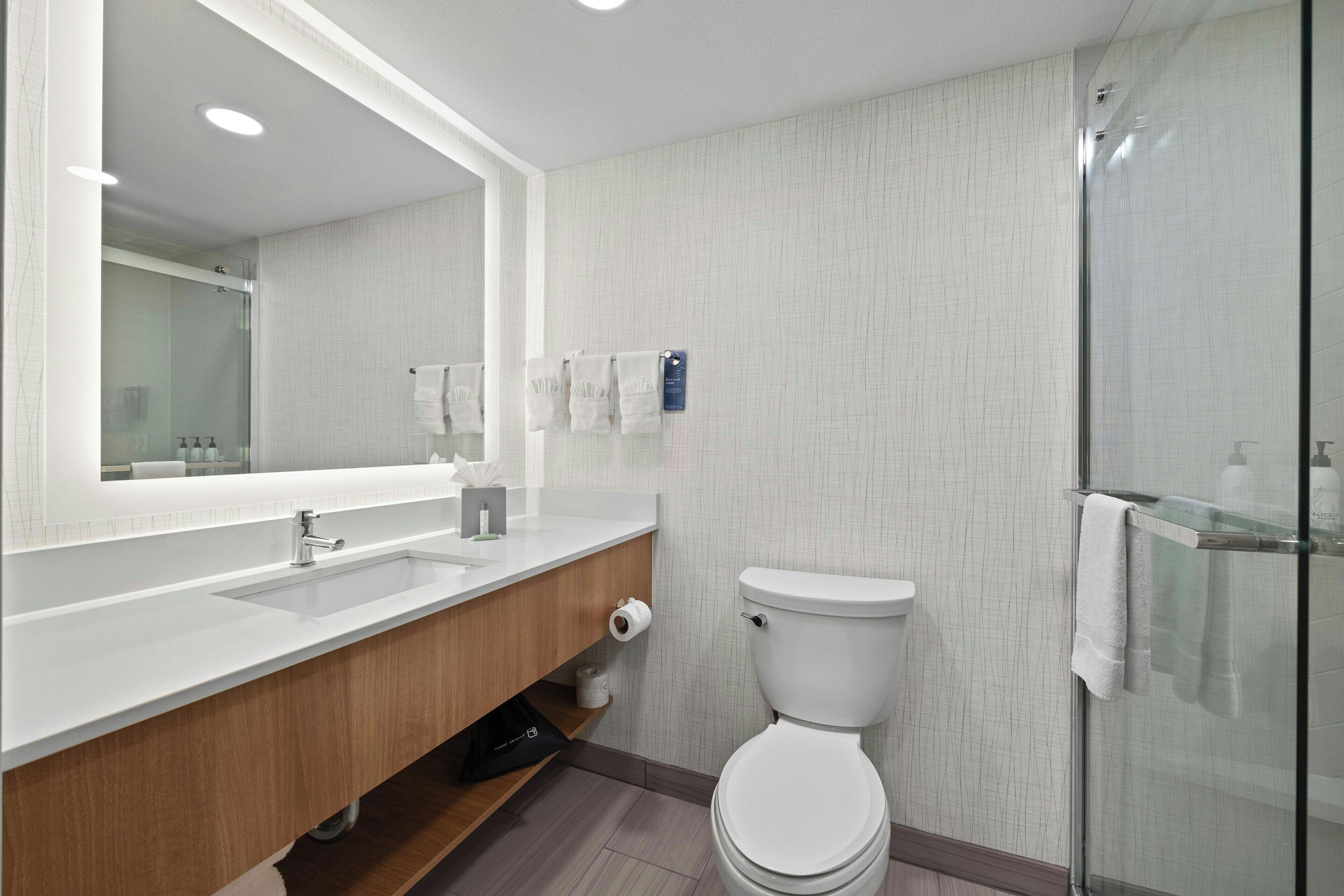 room, 1 king bed | free cots/infant beds, free wifi, bed sheets