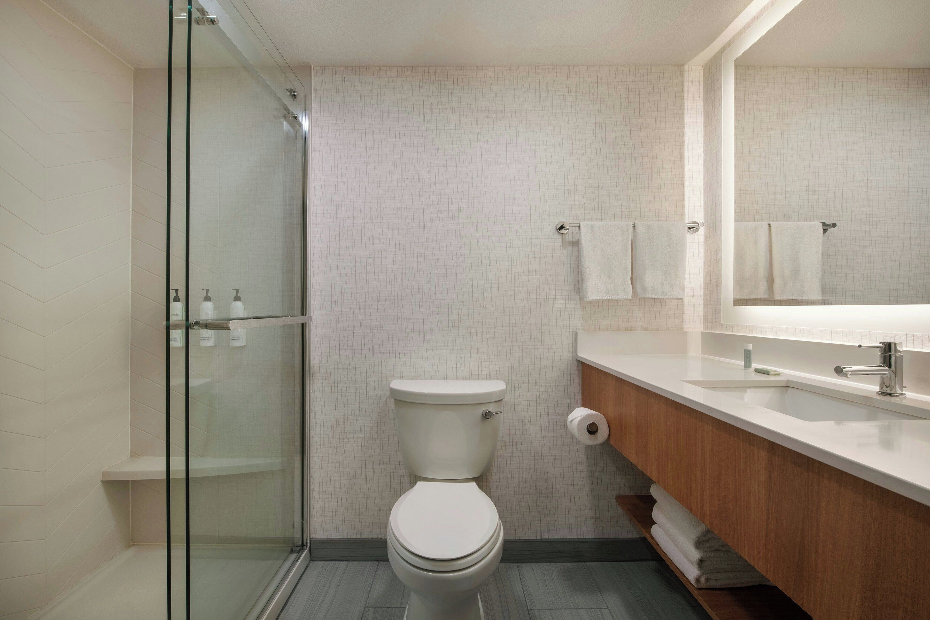 room, 1 king bed | bathroom | combined shower/bathtub, free toiletries, hair dryer, towels