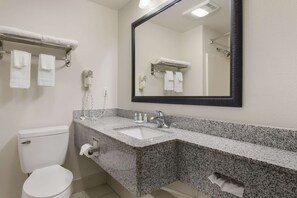 Suite, 1 kingsize bed met slaapbank, niet-roken | Een kluis op de kamer, een bureau, een strijkplank/strijkijzer