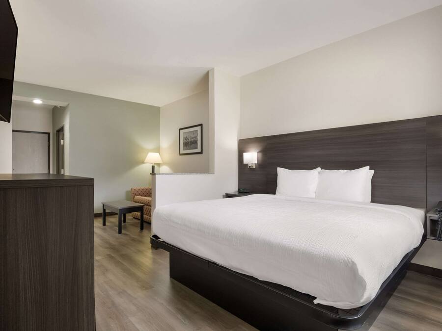 In-room safe, desk, iron/ironing board, free WiFi