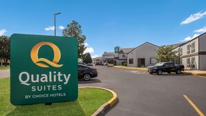 Señal de Quality Suites, una marca de Choice Hotels.