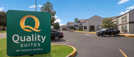 A sign for Quality Suites by Choice Hotels.