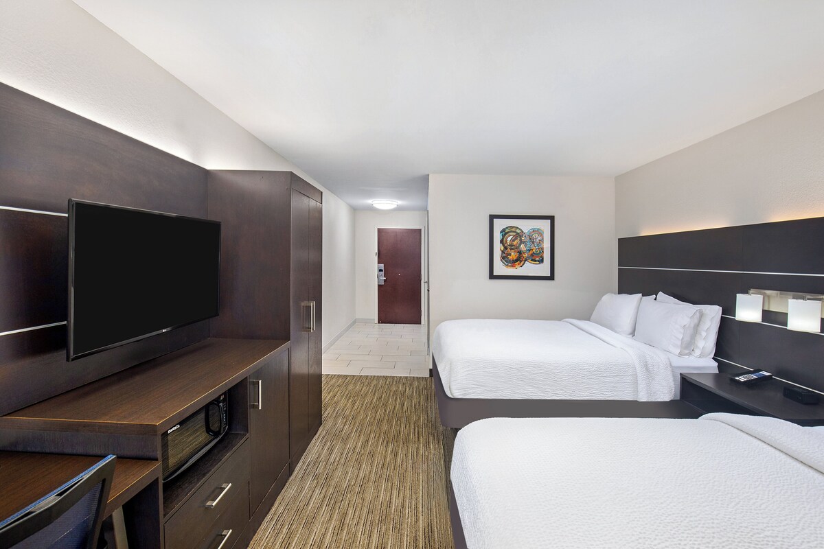Premium bedding, in-room safe, desk, blackout drapes