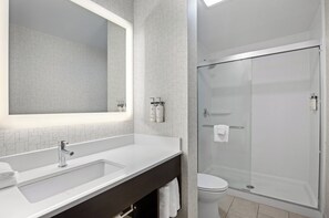 Combined shower/tub, free toiletries, hair dryer, towels