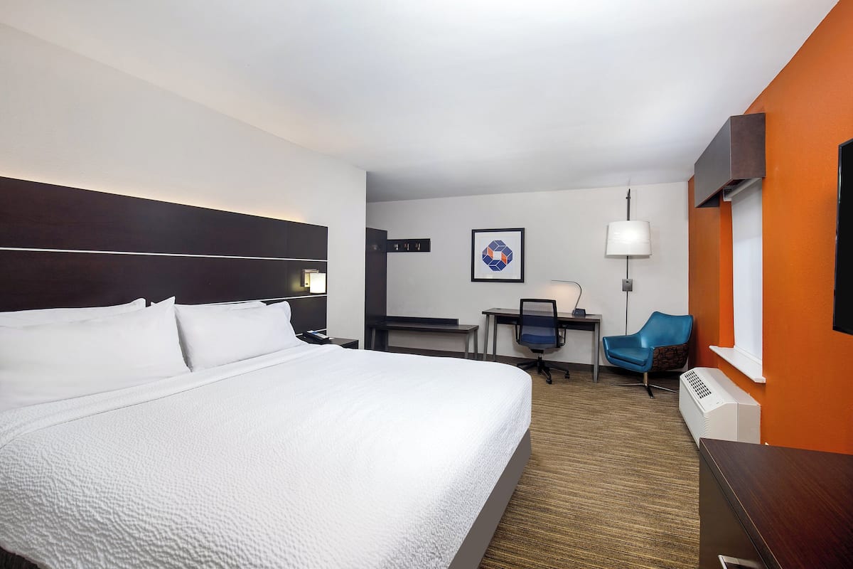 Premium bedding, in-room safe, desk, blackout drapes