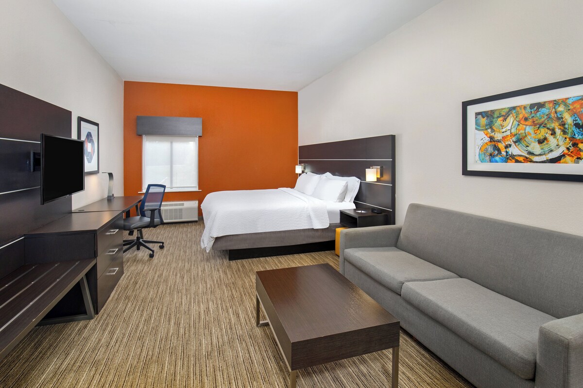Premium bedding, in-room safe, desk, blackout drapes