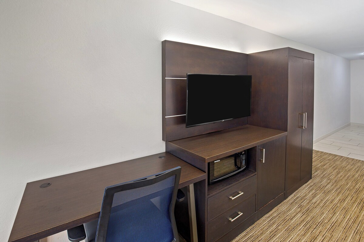 Premium bedding, in-room safe, desk, blackout drapes