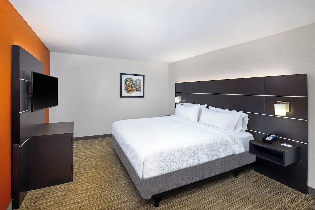 Premium bedding, in-room safe, desk, blackout curtains