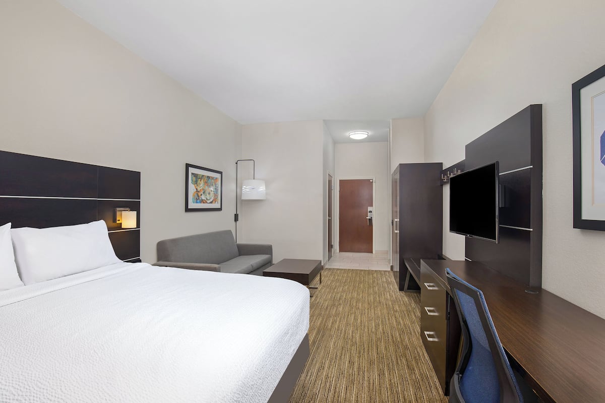 Premium bedding, in-room safe, desk, blackout curtains