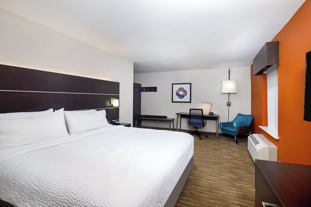 Premium bedding, in-room safe, desk, blackout drapes