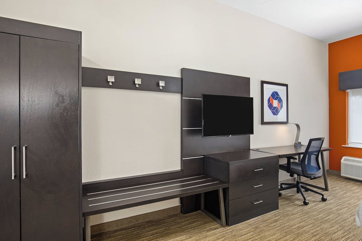 Premium bedding, in-room safe, desk, blackout curtains