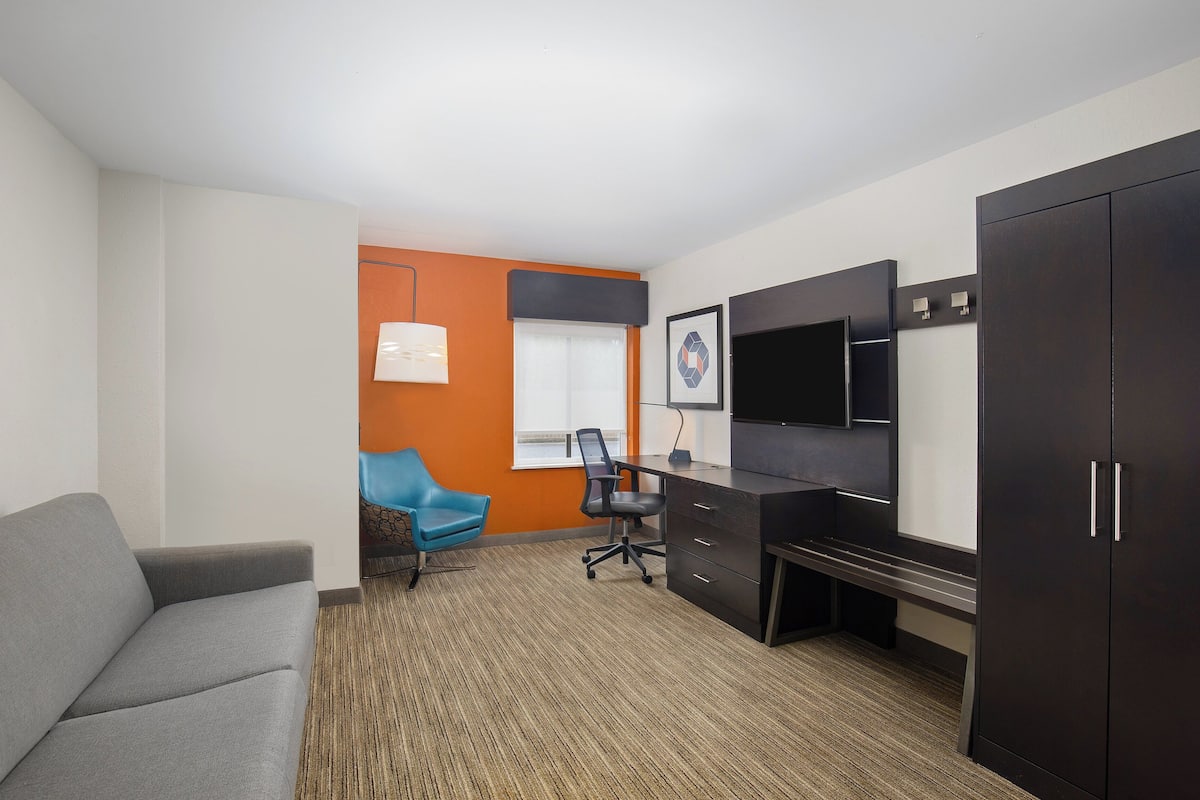 Premium bedding, in-room safe, desk, blackout curtains