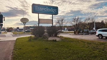 A Travelodge sign, a Ruby's Family Restaurant sign, and a Valet Inn sign.