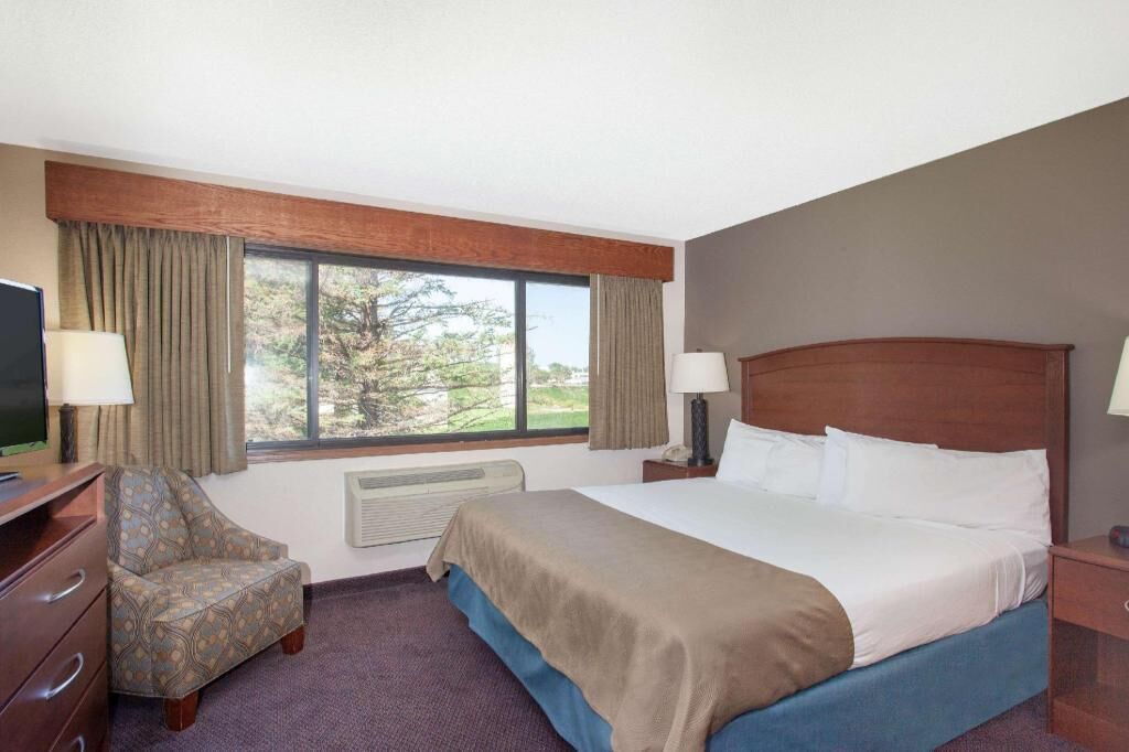 Desk, laptop workspace, iron/ironing board, free WiFi