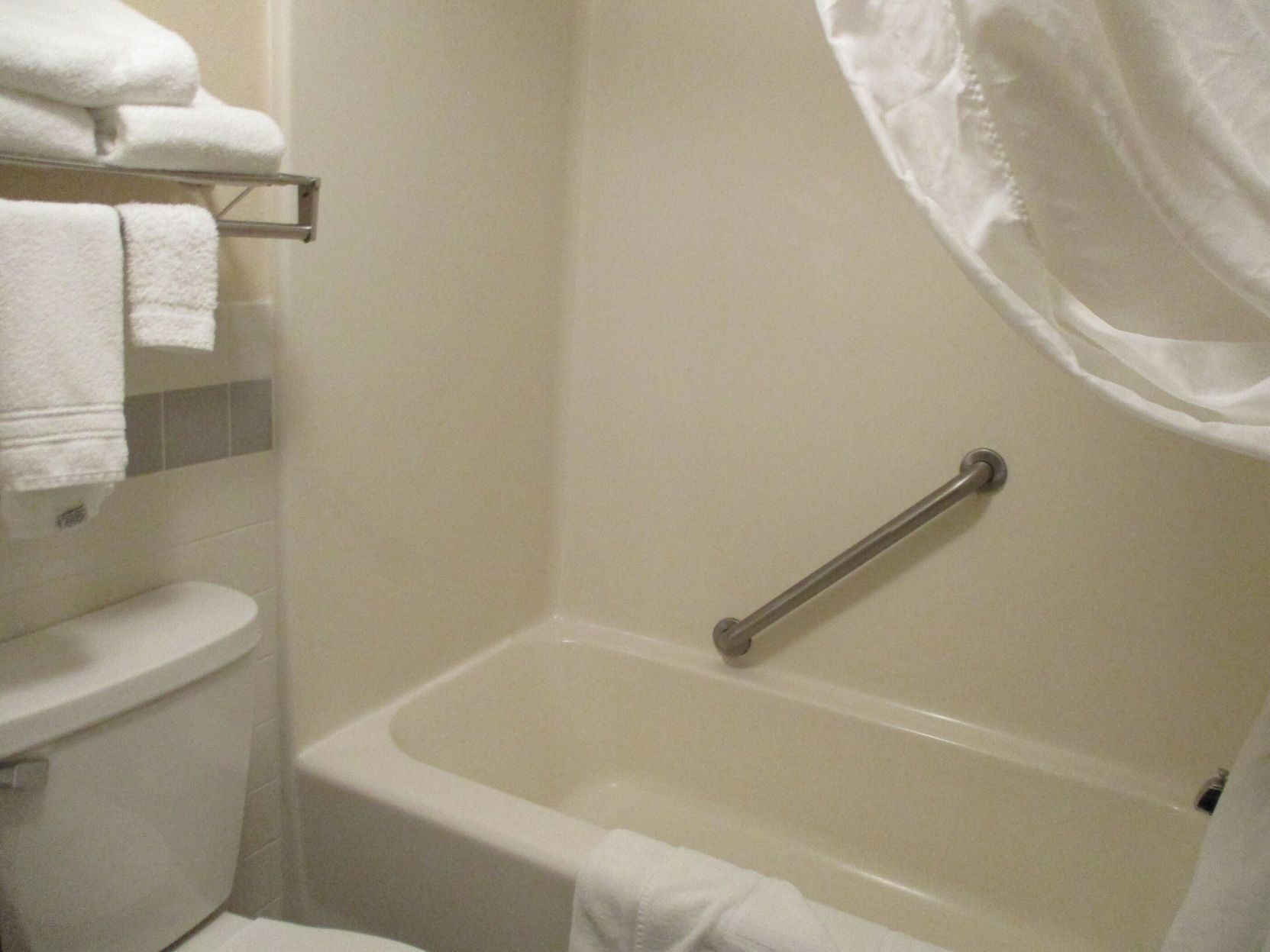 Bathroom | Combined shower/tub, deep soaking tub, free toiletries, hair dryer