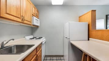 Quarto luxo, 1 cama Queen, para não fumantes (Efficiency, Upper Floor) | Escrivaninha, espaço de trabalho para notebook