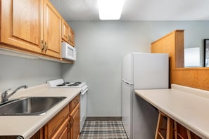 Habitación Deluxe, 1 cama de matrimonio, no fumadores (Efficiency, Upper Floor) | Escritorio y espacio para trabajar con un portátil
