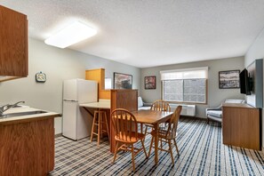 Deluxe Room, 1 Queen Bed, Non Smoking (Efficiency, Upper Floor) | Desk, laptop workspace, iron/ironing board, free WiFi - AmericInn by Wyndham Hutchinson (Hutchinson)