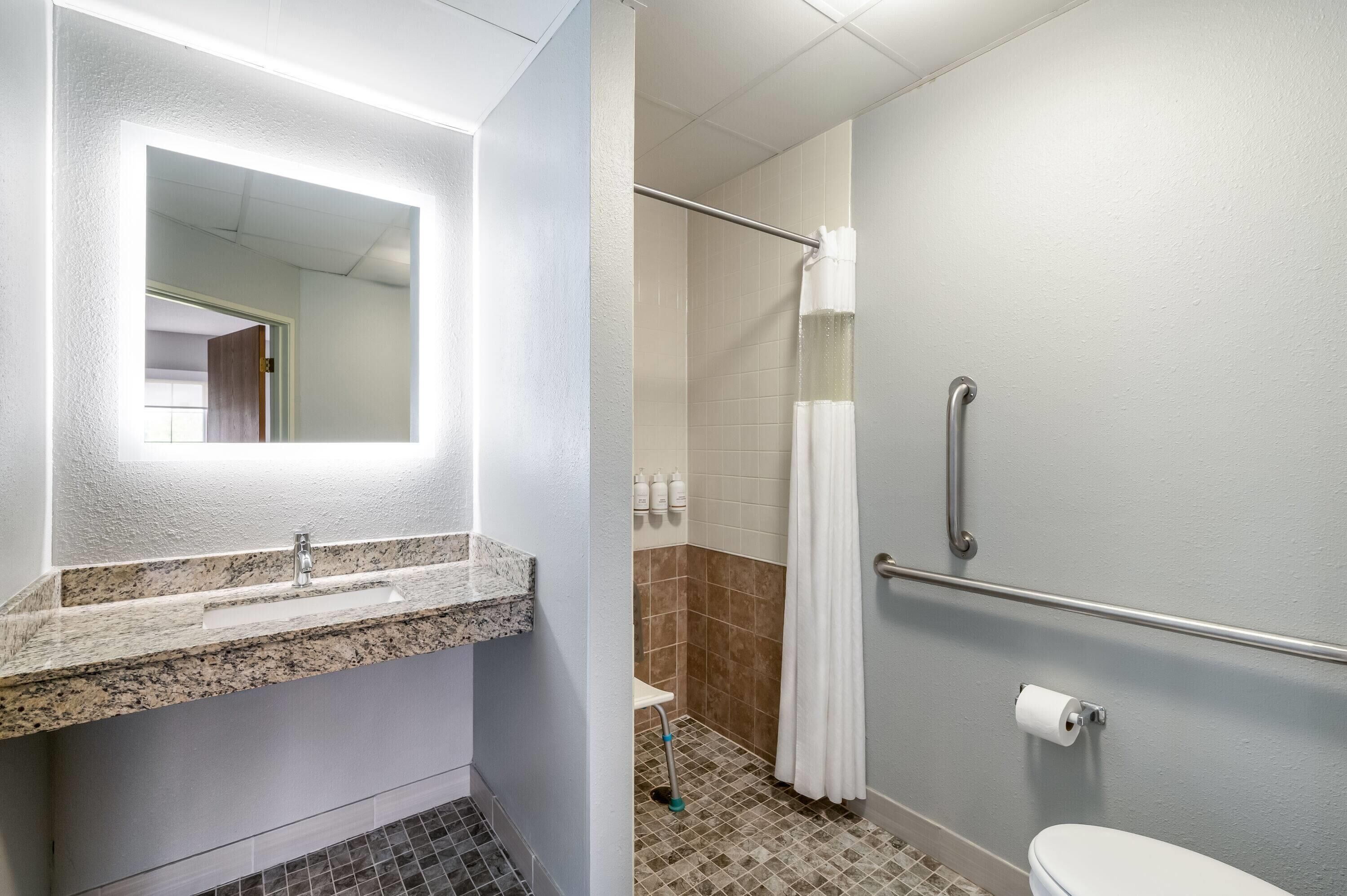 Room, 1 Queen Bed, Accessible, Non Smoking (First Floor) | Accessible bathroom