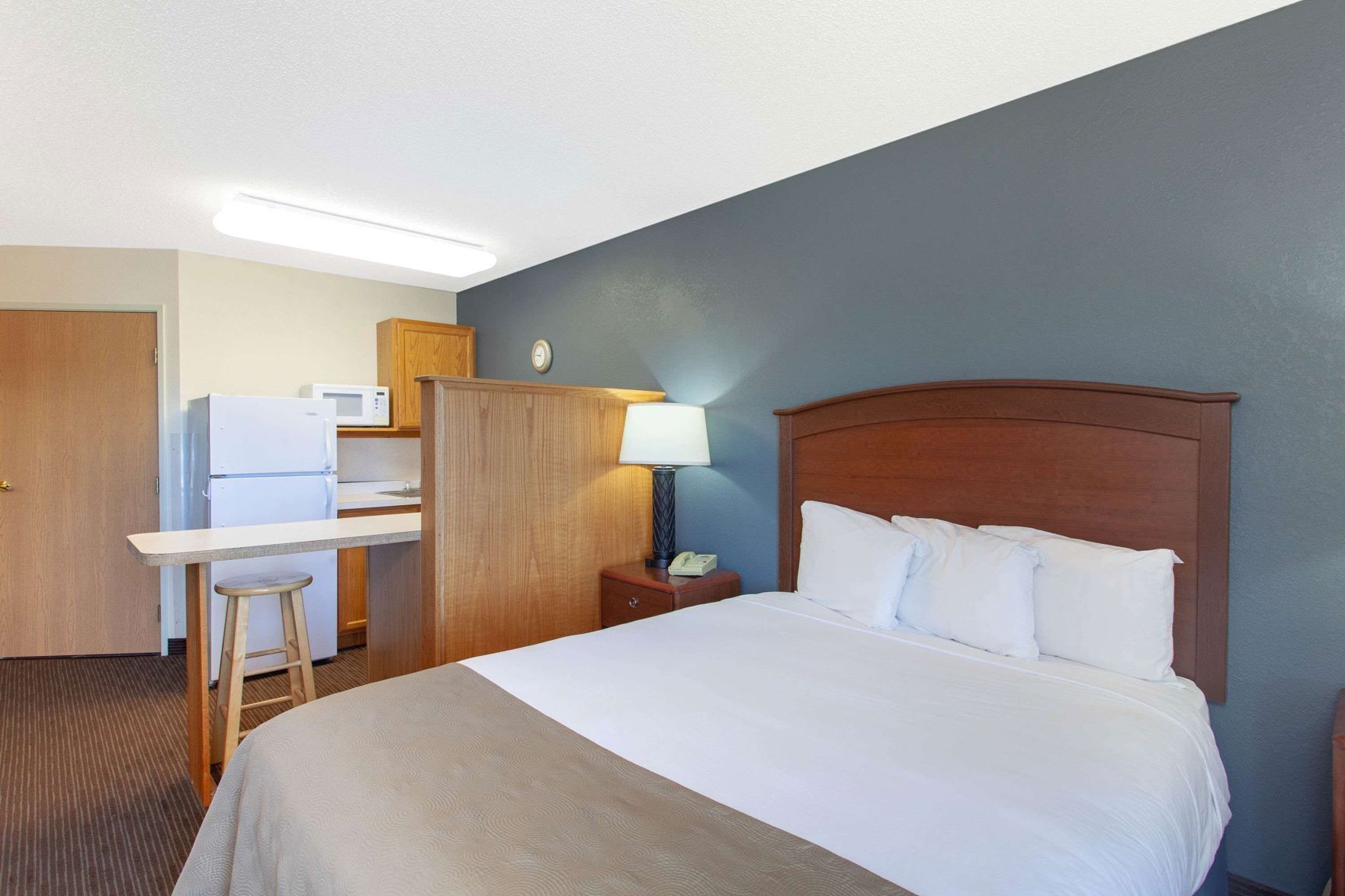 Desk, laptop workspace, iron/ironing board, free WiFi