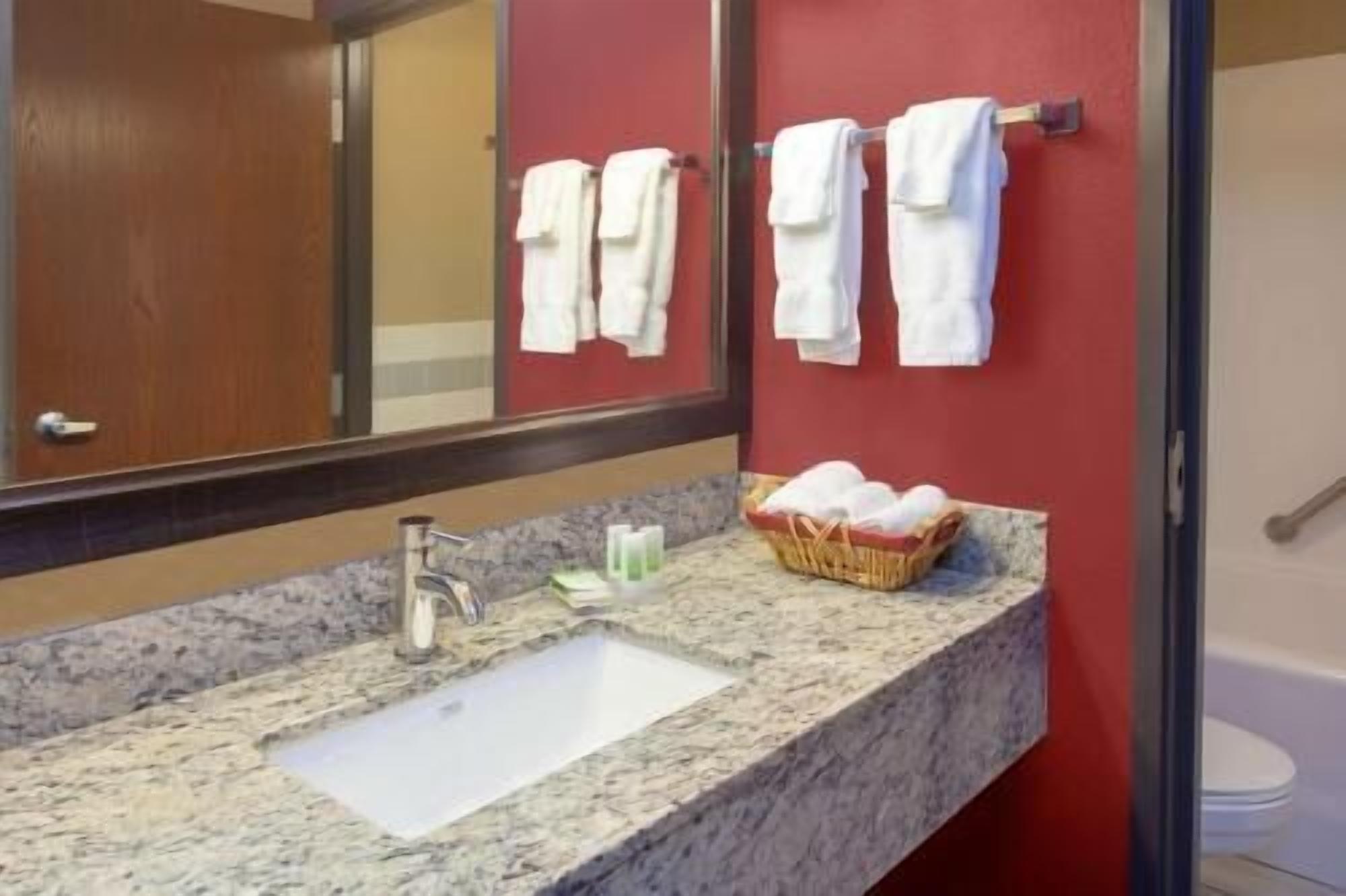 Bathroom | Combined shower/tub, deep soaking tub, free toiletries, hair dryer